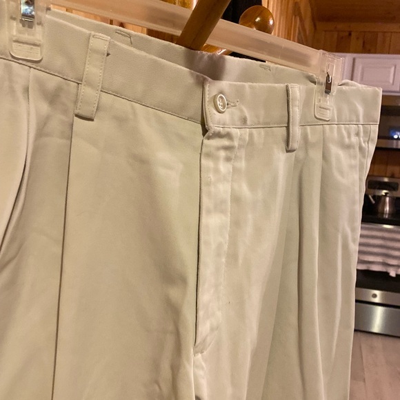 Dockers Pleated Classic Fit Men’s Cream/Light Tan Corduroy Pants - Picture 4 of 8